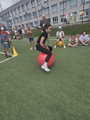 Uczeń pokonujący slalom z piłka. Uczeń pokonujący slalom z piłka.