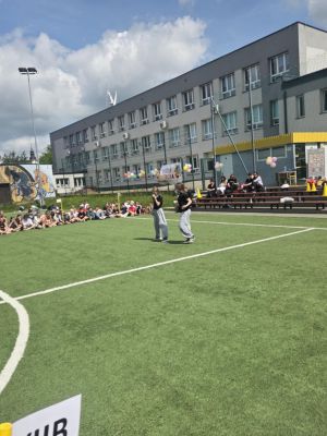 Taniec w wykonaniu dwóch uczennic. Taniec w wykonaniu dwóch uczennic.