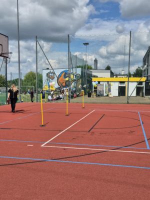 Uczennica z klasy Vb pokonująca slalom na rolkach. Uczennica z klasy Vb pokonująca slalom na rolkach.