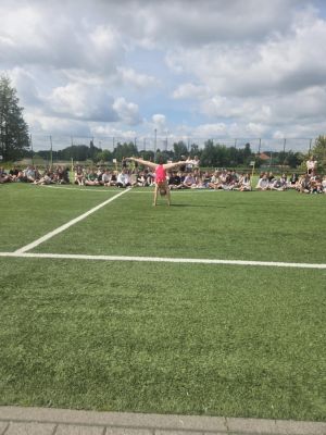 Taniec uczennicy 4b. Taniec uczennicy 4b.
