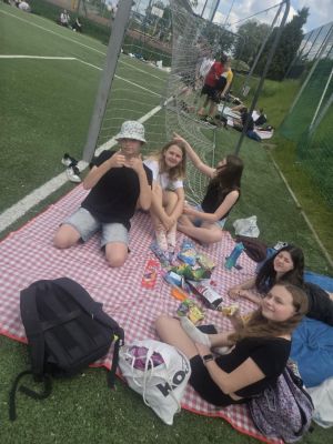 Uczniowie podczas pikniku. Uczniowie podczas pikniku.
