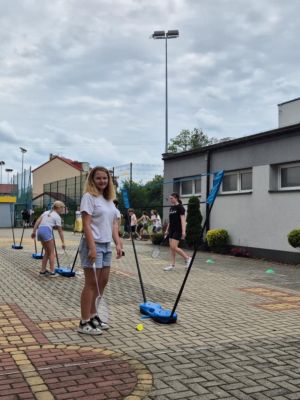 Gest triumfu w wykonaniu uczennicy z klasy VIb. Amelia wygrała pojedynek ze swoją koleżanką z klasy. Gest triumfu w wykonaniu uczennicy z klasy VIb. Amelia wygrała pojedynek ze swoją koleżanką z klasy.