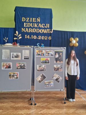 Uczennice klasy 7b prezentują zdjęcia z lat poprzednich w nawiązaniu do 60-lecia szkoły