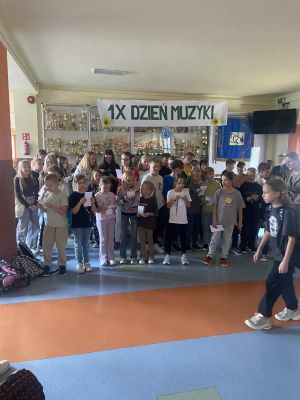 Dzień muzyki - ch&oacute;ralne śpiewanie.