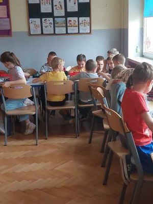 Dzieci pracują przy wyciszającej muzyce. Dzieci pracują przy wyciszającej muzyce.