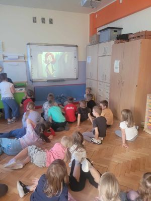 Wspólnie oglądamy film. Wspólnie oglądamy film.