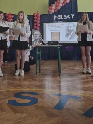 Dziewczęta z klasy VIIa przedstawiają, kto to jest noblista, czym jest Nagroda Nobla oraz kto może ją otrzymać, przybliżając swoim kolegom i koleżankom historię i znaczenie tej prestiżowej nagrody.