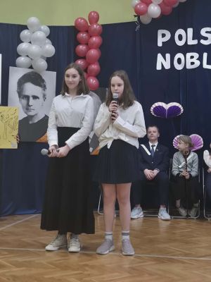 Kalina i Maja, uczennice z klasy VIb, przedstawiają cytaty Olgi Tokarczuk.