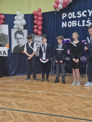 Nela i Ola w roli konferansjerek podczas prezentacji polskich noblist&oacute;w.