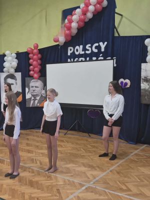 Anna z klasy VIb w roli konferansjerki rozpoczyna przedstawienie &ndash; apel szkolny z okazji Dnia Patrona. 