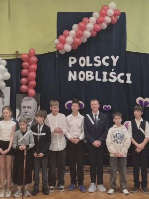 Wszyscy uczniowie biorący udział w apelu wraz ze scenarzystką, p. Kingą Kołacką.