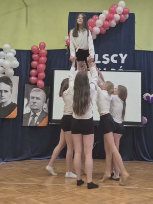 Magiczny taniec przywoływania duch&oacute;w w wykonaniu uczennic z klasy VIb do utworu Vivaldiego &bdquo;Cztery pory roku.