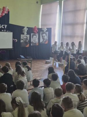 Społeczność uczniowska na apelu z okazji Dnia Patrona.