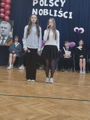 Dziewczęta z klasy VIc przedstawiają wiersz Czesława Miłosza &bdquo;Przypowieść o maku.