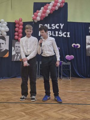 Iwo i Aleksander z klasy VIb przedstawiają wiersz  Do Nobla. 