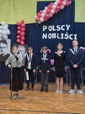 Uczniowie w rolach polskich noblist&oacute;w &ndash;każdy z nich prezentuje osiągnięcia wybitnych Polak&oacute;w, kt&oacute;rzy zdobyli światowe uznanie.