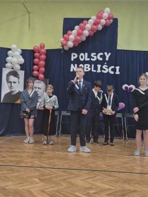 Uczniowie z klasy VIc ,Aleksander w roli Lecha Wałęsy oraz Magdalena w roli Marii Skłodowskiej-Curie.