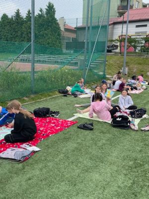 Uczniowie klasy 3b korzystają z pięknej pogody, bawiąc się wspólnie na kocykach. Uczniowie klasy 3b korzystają z pięknej pogody, bawiąc się wspólnie na kocykach.