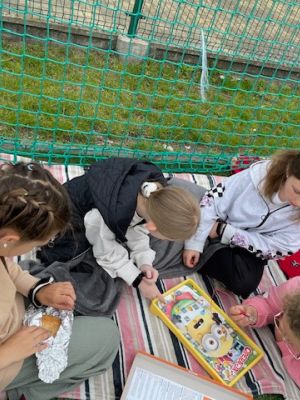 Uczniowie klasy 3c grają w gry planszowe na kocykach. Uczniowie klasy 3c grają w gry planszowe na kocykach.