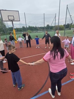 Rozgrywki sportowe z udziałem rodziców i dzieci. Rozgrywki sportowe z udziałem rodziców i dzieci.