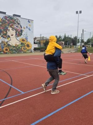 Rozgrywki sportowe z udziałem rodziców i dzieci. Rozgrywki sportowe z udziałem rodziców i dzieci.