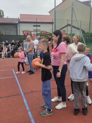 Rozgrywki sportowe z udziałem rodziców i dzieci. Rozgrywki sportowe z udziałem rodziców i dzieci.