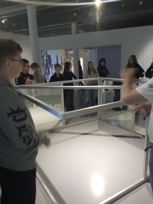 Oglądanie instalacji artystycznej