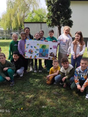 Uczniowie klas trzecich prezentują plakaty zwiazane z Dniem Ziemi Uczniowie klas trzecich prezentują plakaty zwiazane z Dniem Ziemi
