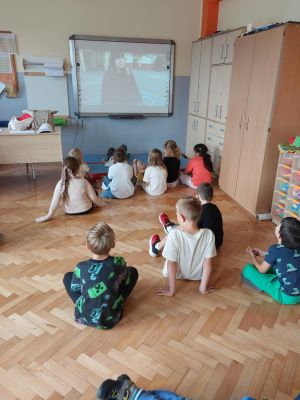 wsp&oacute;lnie oglądamy film