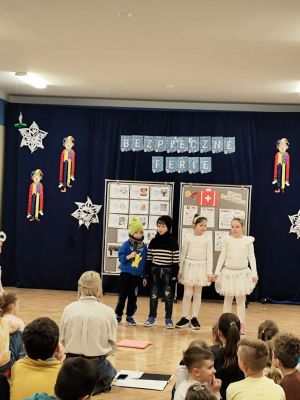 Uczniowie podczas przedstawienia Bezpieczne ferie