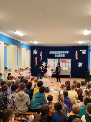 Uczniowie podczas przedstawienia Bezpieczne ferie