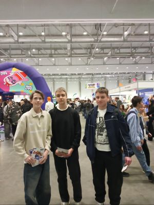 Uczniowie w trakcie zwiedzania stoisk wybranych szk&oacute;ł