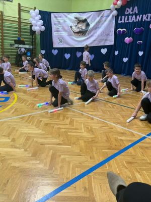 Taniec uczni&oacute;w klasy 1b.