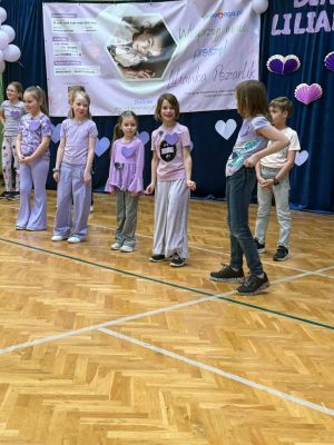 Taniec uczni&oacute;w klasy 2c.