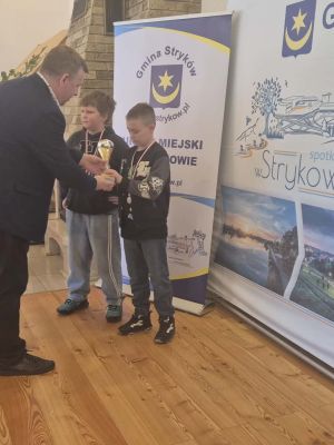 Finaliści otrzymali z rąk Sekretarza Gminy Stryk&oacute;w, Radosław Zaborowski, nagrody i puchary za swoje osiągnięcia.