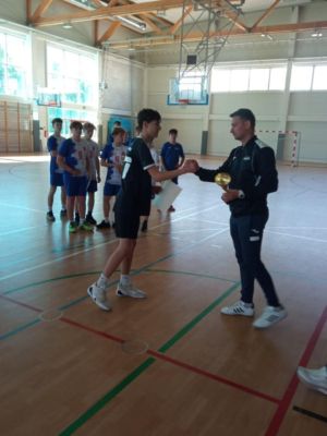 Antoni Góralczyk odbiera dyplom i puchar za I miejsce w zawodach powiatowych. Antoni Góralczyk odbiera dyplom i puchar za I miejsce w zawodach powiatowych.