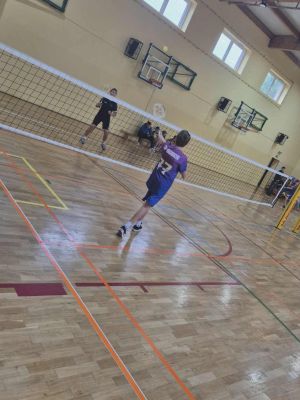 Filip w pojedynku z zawodnikiem ze Szkoły Podstawowej w Dobrej.