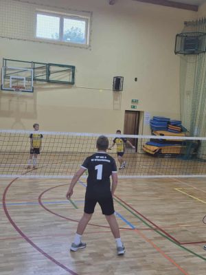 Zacięty pojedynek w grze deblowej z rywalami ze Szkoły Podstawowej z Bratoszewic.