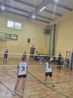 Natalia i Hanna stoczyły zacięty pojedynek deblowy z zawodniczkami ze Szkoły Podstawowej w Dobrej, pokazując dobrą wsp&oacute;łpracę i sportowego ducha.