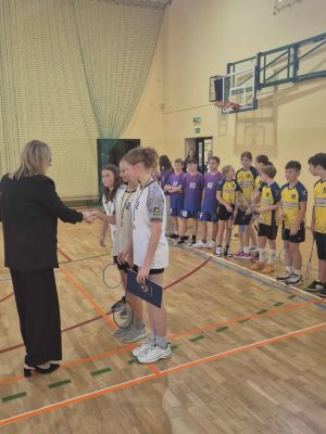 Wręczenie dyplom&oacute;w i medali przez Panią Dyrektor Szkoły Podstawowej w Dobrej