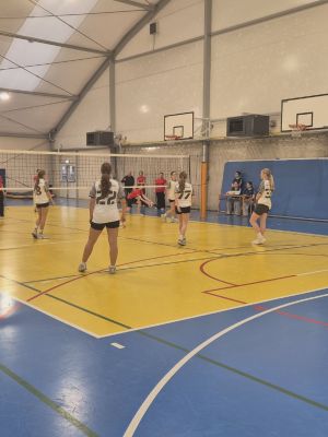 Rozgrywka między dziewczętami z naszej szkoły a zawodniczkami z SP w Koźlu.