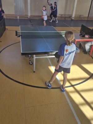 Zawodniczka naszej szkoły w sportowej rywalizacji z reprezentantką SP w Bratoszewicach.