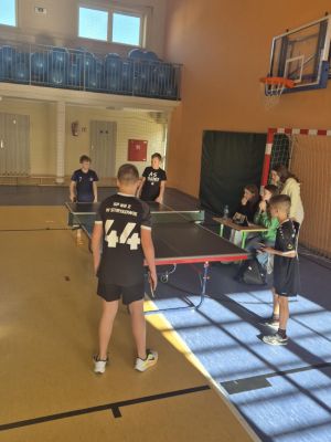 Nasi chłopcy w meczu deblowym przeciwko zawodnikom ze Szkoły Podstawowej z Bratoszewic.