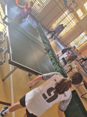 Natalia w zaciętej rywalizacji z zawodniczką ze Szkoły Podstawowej w Dobrej.