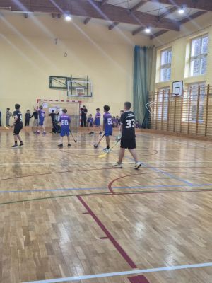 Zacięty mecz chłopc&oacute;w z naszej szkoły z drużyną chłopc&oacute;w ze Szkoły Podstawowej w Dobrej podczas gminnych zawod&oacute;w w unihokeja.