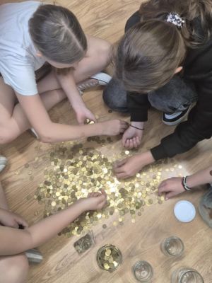 Podczas rozdzielania monet dziewczęta wykazywały się dużą współpracą i koleżeństwem. Podczas rozdzielania monet dziewczęta wykazywały się dużą współpracą i koleżeństwem.