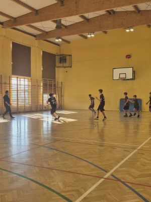 Mecz chłopc&oacute;w SP nr 2 w Stykowie z zawodnikami SP z Niesułkowa.