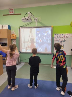 Dzieci z oddziału przedszkolnego podczas wykonywania zadań &ndash; &bdquo;Tajemnice Świątecznej Fabryki&rdquo;. 