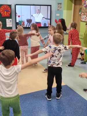 Uczniowie klasy pierwszej podczas integracyjnego WF &ndash; &bdquo;Tajemnice Świątecznej Fabryki&rdquo;.