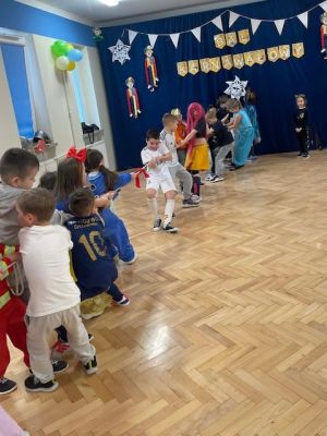 Zabawy karnawałowe uczniów Przeciąganie liny